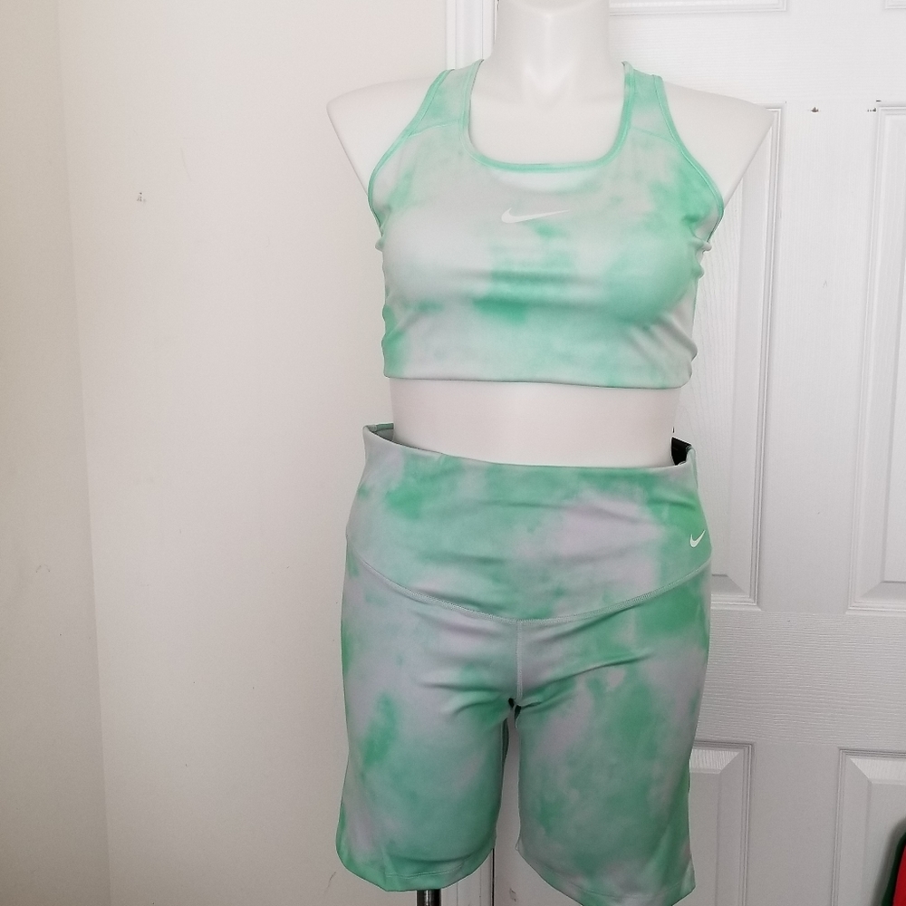 NIKE ICON CLASH SPORTS BRA & SHORTS(PLUS SIZE)
